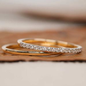 Anillo Apilable de Plata de Ley 925 Chapado en Oro con Moissanita de Corte Prong Setting, Ideal para Bodas, Aniversarios y Fiestas, para Mujer - Product Image 1