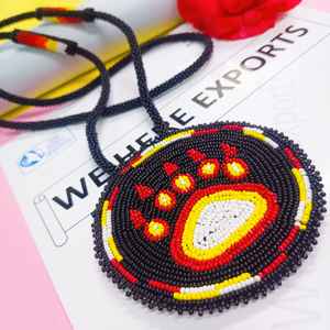 Collier pendentif patte d'ours perlé fait main avec perles noires, rouges, jaunes et blanches et cordon long pour un style artistique traditionnel - Product Image 2