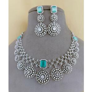 Exclusivo Juego de Collar y Aretes de Diseño Moderno con Acabado Plateado y Piedras de Circonio de la Mejor Calidad, Colección para Bodas - Product Image 1