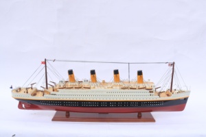 Maqueta de Madera de Crucero Olímpico Hecha a Mano - Réplica a Escala del Barco de Crucero Vintage de 1912 para Decoración de Hogar u Oficina - Product Image 1