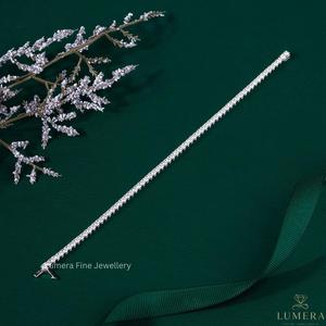 Pulsera de tenis de oro blanco con diamantes talla baguette color D certificada IGI estilo clásico para mujer Lumera - Product Image 4