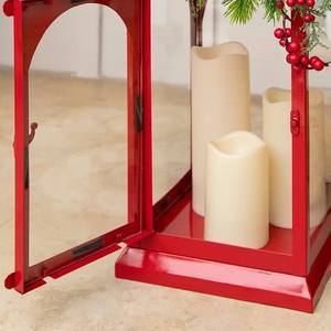 Farol Navideño Moderno de Metal Rojo con Velas LED sin Llama, Decoración con Piñas y Bayas, Farol Decorativo de Navidad para Exhibición en Exteriores - Product Image 4