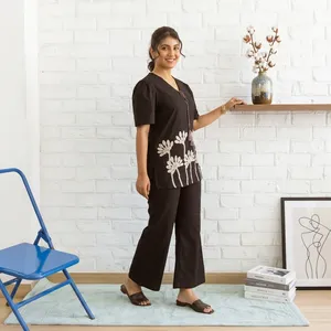 Ensemble deux pièces brodé noir pour femmes, col en V, manches bouffantes, tunique florale, pantalon à jambes larges, décontracté, élégant, ethnique, à porter au quotidien - Product Image 4