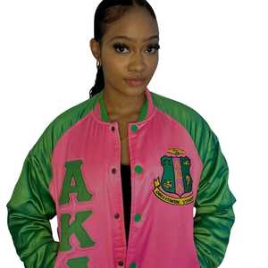 แจ็คเก็ตบอมเบอร์ผ้าซาตินสีชมพูสำหรับผู้หญิง ปักลายตัวอักษรกรีก แขนเสื้อสีเขียว สไตล์วาร์ซิตี้ สตรีทแวร์ - Product Image 5