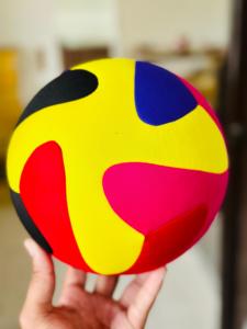 Trae la diversión del fútbol a interiores con el balón de fútbol acolchado suave! Esta pelota suave y acolchada de tamaño 4 es perfecta para jugar de forma segura en interiores. - Product Image 3