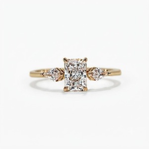 Bague de fiançailles et de mariage à trois pierres en or jaune 10 carats avec diamant de laboratoire taille radiant 1 carat, couleur E, clarté VS1, certifié IGI, et 1,27 carat - Product Image 4