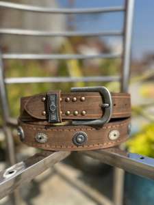 Cinturón de Cuero Vacuno con Tachuelas Estilo Western Vintage Hecho a Mano, con Textura de Pelo, Hebilla de Acero Resistente y Ancho de 1-1.5 Pulgadas - Product Image 2