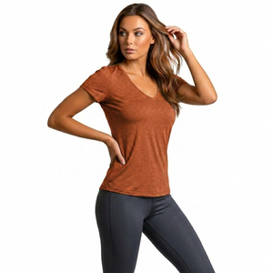 Trouvez des basiques confortables et élégants pour toutes les saisons avec des t-shirts à col en V pour femmes, tendance et à la mode. - Product Image 4