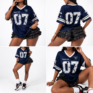 เสื้อยืดคอวีตาข่ายสไตล์อเมริกัน Y2K แฟชั่นอเนกประสงค์ พิมพ์ลายดิจิทัลลำลอง ไซส์พลัส สำหรับฤดูร้อน ลายเสื้ออเมริกันฟุตบอล - Product Image 5