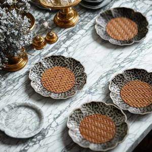 Mantel de Ratán con Borde Metálico en Forma Floral, Ideal para Decoración de Mesa de Cocina, Comedor y Fiestas, Hecho en India - Product Image 3