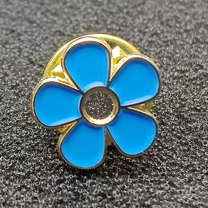 Épingles de revers en métal émaillé dur en alliage de zinc plaqué or, motif fleur de mignonette bleue - Product Image 3