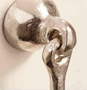 Battant de porte décoratif Regency argenté avec poignée allongée et support arrondi – Quincaillerie traditionnelle pour porte d'entrée - Product Image 5