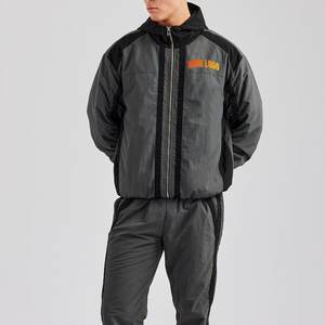 Ensemble de survêtement de luxe personnalisé pour homme, coupe oversize, coupe-vent réfléchissant, style streetwear, en polyester et nylon - Product Image 3