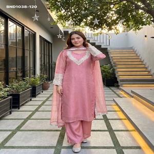 Kurti rosa de seda de diseño elegante con cordones, lentejuelas y trabajo manual, listo para usar, con conjunto de blusa, pantalón y dupatta, a precio de mayorista. - Product Image 1