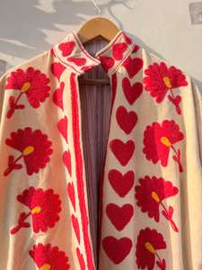 Chaqueta larga de terciopelo SUZANI con bordado floral tradicional de alta calidad. |   Abrigo de invierno bohemio con bordado floral a precio de mayoreo - Product Image 5