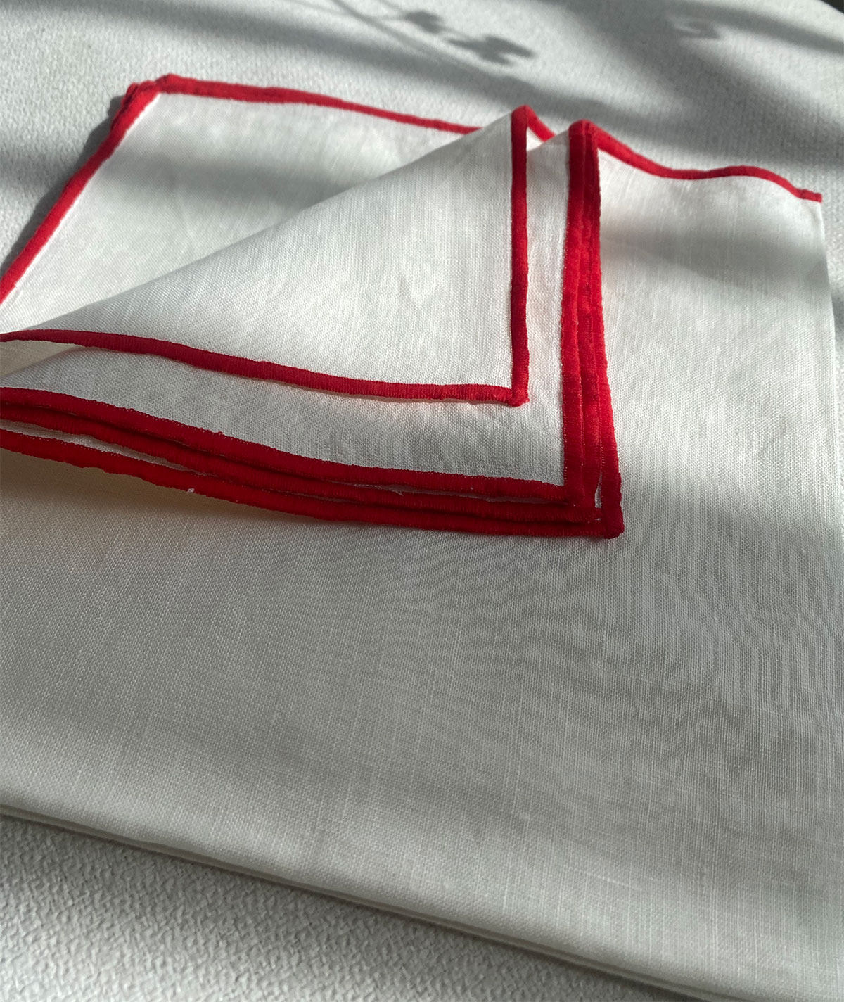 blanc + avec passepoil rouge