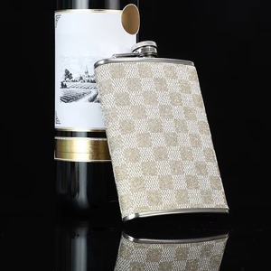 กระติกน้ำทรงกระบอกหุ้มผ้าสีแดง ภาชนะใส่เครื่องดื่มโลหะทันสมัย เหมาะสำหรับจับคู่กับชุดต่างๆ เป็นเครื่องประดับแฟชั่นสุดเก๋จากอินเดีย - Product Image 6