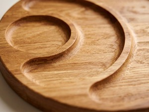 Plateau rond en bois unique, idéal pour la présentation de salades, de fruits secs et pour la présentation de plats de style café. - Product Image 2