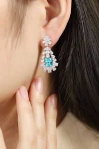 ต่างหูเงินแท้ 925 ประดับทับทิมทรงหยดน้ำ พร้อมเพชรทรงรูปไข่ประดับแบบ Halo Claw Setting สำหรับผู้หญิง เหมาะสำหรับงานแต่งงาน - Product Image 5