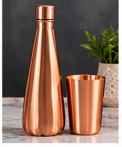 Juego de Botella de Agua de Cobre Martillado a Mano con Tapa y Vaso, Frasco Portátil Moderno para Beber en Casa - Product Image 4