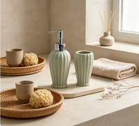 Ensemble d'accessoires de salle de bain en céramique personnalisable, moderne et simple, en deux pièces, respectueux de l'environnement, avec logo personnalisé, kit de bain pour la maison, les hôtels et les salles de bain