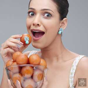 Boucles d'oreilles élégantes en forme de larme florale vert de mer de PRAO Bijoux d'oreille floraux à la mode - Product Image 1