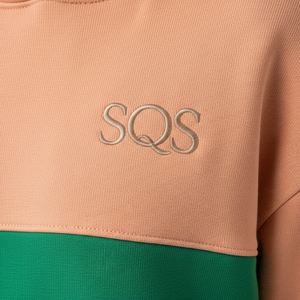 Sweat à capuche court personnalisé en molleton 350 GSM en coton biologique recyclé – Haut court de haute qualité pour femme - Product Image 5