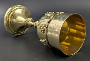 Calice en laiton vintage avec motif de raisin, décoration religieuse dans une boîte en velours, gravure médiévale en cuivre, motif de raisins, métal - Product Image 2