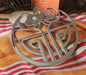 Soporte para ollas y sartenes de metal con acabado plateado y motivos chinos, resistente al calor, para decoración de mesa, personalizado al por mayor - Product Image 1