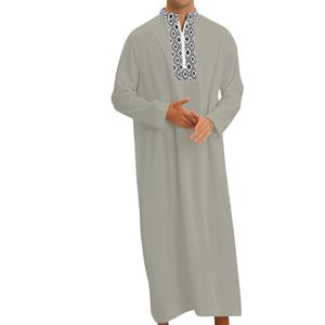 Túnica Geométrica Gris Oliva con Bordado, Tela Fresca Rica en Algodón, Tacto Suave, Estilo Tradicional de Oriente Medio, Prenda Informal para Hombre - Product Image 2