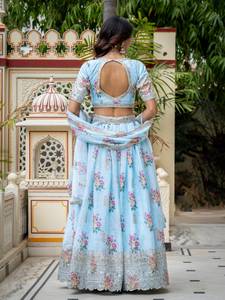 Ensemble indien pakistanais bleu floral, col en V, brodé, comprenant un lehenga, une blouse et un dupatta, taille princesse, manches trois quarts, pour mariée - Product Image 5