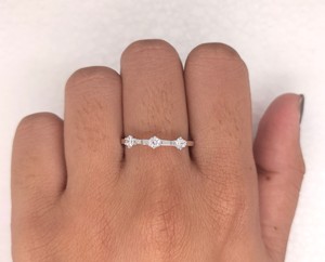แหวนหมั้นเพชรโมอิสซาไนต์ทรงสามเม็ดจาก Lurba Jewels ตัวเรือนทองคำขาว 14K ชุบโรเดียม ดีไซน์แบบแท่ง เหมาะสำหรับเป็นแหวนแต่งงานหรือแหวนแทนคำมั่นสัญญา - Product Image 6
