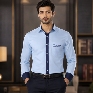 Chemise habillée bleu clair pour homme avec bordure contrastante marine et logo imprimé par transfert thermique sur le devant, manches longues, col rabattu - Product Image 1