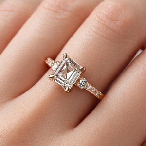 แหวนเพชรทรงเอเมอรัลด์คุณภาพสูง 2.01 กะรัต เพชรเพาะเลี้ยง ทองคำขาว 14K ของขวัญสำหรับงานปาร์ตี้ เครื่องประดับสำหรับงานแต่งงาน - Product Image 2
