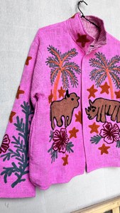 Chaqueta Tropical Rosa Bordada con Palmeras y Rinocerontes, Estilo Boho Floral, Cuello Mandarín, Tejido de Punto, Corte Holgado, Ropa de Verano - Product Image 2