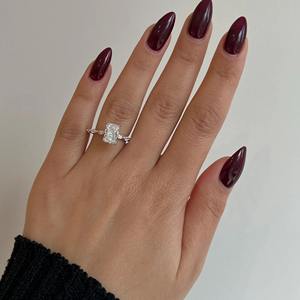 Anillo de Compromiso con Diamante Cultivado en Laboratorio de Corte Radiante de 2.50 Quilates, Corte Marquesa Lateral, Halo Oculto, Oro de 14K, Certificado IGI - Product Image 2