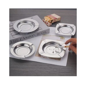Cendrier en acier avec bords définis, base stable et surface facile à nettoyer, adapté aux comptoirs, aux tables et aux zones de bar. - Product Image 1