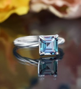 Anillo de Compromiso de Lujo con Alejandrita Corte Princesa, Chapado en Oro de 14K sobre Plata de Ley, Gema que Cambia de Color para Mujer, Ideal para Fiestas - Product Image 2