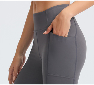 Short d'entraînement taille haute de haute qualité pour femme avec décoration de bouton Short de sport confortable pour le yoga et le fitness résistant à la sueur - Product Image 1