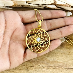 Pendentif Lotus Bohème au Design Unique, Bijoux Ethniques en Laiton pour Femme, Plaqué Or 18 carats, Pendentif Mandala Géométrie Sacrée, Vente en Gros OEM ODM - Product Image 2