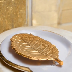 Elegante bandeja decorativa con forma de hoja dorada para uso en mesa Elegante centro de mesa Ideal para decoración festiva y regalos - Product Image 1