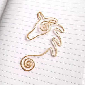 Marcapáginas de Cobre Hecho a Mano con Diseño de Flor en Alambre Metálico, Sujetador de Páginas de Metal Duradero, Regalo Elegante para Lectores, Estudiantes y Uso en la Oficina - Product Image 4