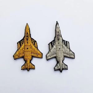 Parches bordados a mano de polilla con hilo de oro y plata - Broche de escarabajo alado con hilo de seda dorado y plateado - Bordado de insectos 3D de lujo - Product Image 1