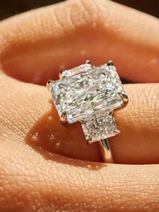 Bague de mariage vintage pour femme en or blanc 14 carats plaqué, avec trois diamants de laboratoire certifiés taille radiant de 5,00 carats, Tishya Diamond - Product Image 4