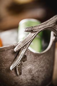 Cubo de Hielo de Aluminio Fundido Plateado Hecho a Mano, Libre de BPA, Ecológico, con Asas Rústicas de Cuerno de Ciervo, Elegante Tazón de Metal - Product Image 5