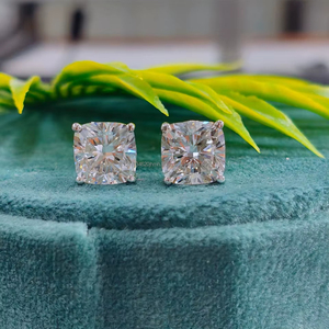 Boucles d'oreilles en diamant taille coussin en or blanc, un classique intemporel au brillant doux, à la lueur élégante et au luxe raffiné au quotidien. - Product Image 1