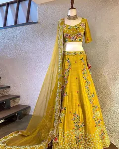 Pulpari Katrina Kaif Designer de moda Lehenga de comprimento longo com gola extravagante Blusa com Duptta