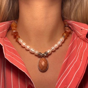 Collier en résine fait main écologique, bijoux élégants pour femmes, accessoire unique très demandé - Product Image 1