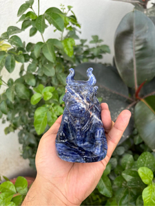 Statue de taureau Nandi en sodalite naturelle sculptée à la main |   Idole hindoue de Shiva en pierre précieuse bleue |   Fournisseur en gros de décorations d'autels spirituels - Product Image 4