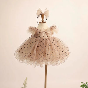 Un Precioso Vestido de Princesa con Estampado de Puntos y Mangas con Alas de Hada y Dobladillo Enrollado para Niñas, Transpirable y Ecológico. - Product Image 1